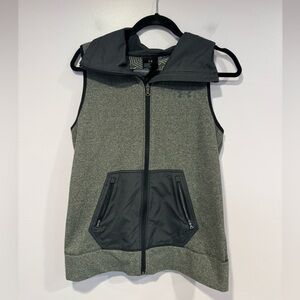 Grey under armour lightweight vest‎